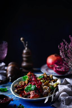 Tavada kızartılmış nar jöleli somon.