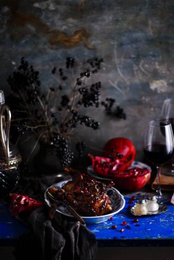 Nar soslu bıldırcın. rustik fotoğraf