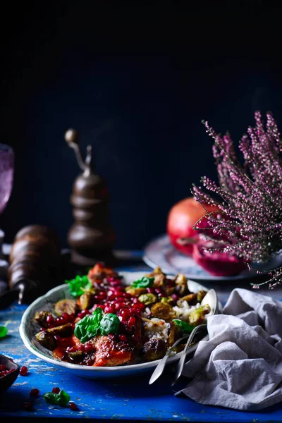 Pfanne gebratener Granatapfel glasierter Lachs.. Stil rustikal — Stockfoto