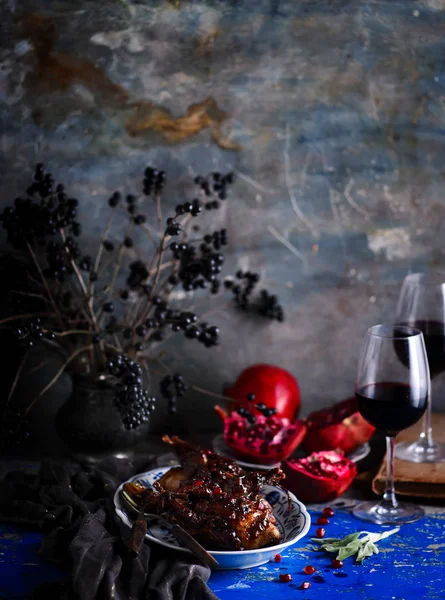 Vaktel i granatäpplesås. rustikt foto — Stockfoto