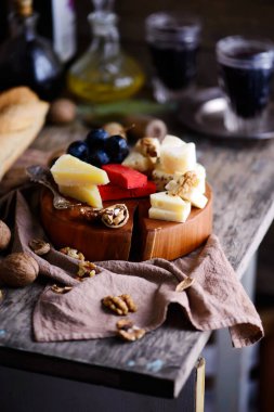 Kesme tahtasındaki peynir. seçici odak