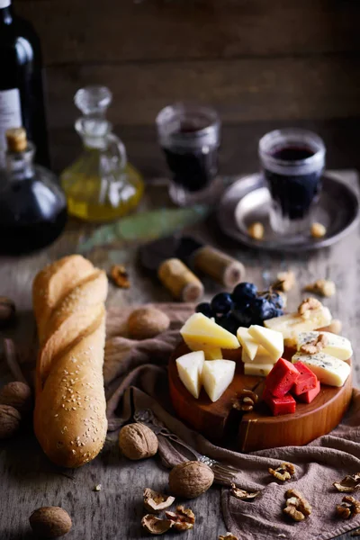 Cheese on the cutting board. selective focus — 스톡 사진