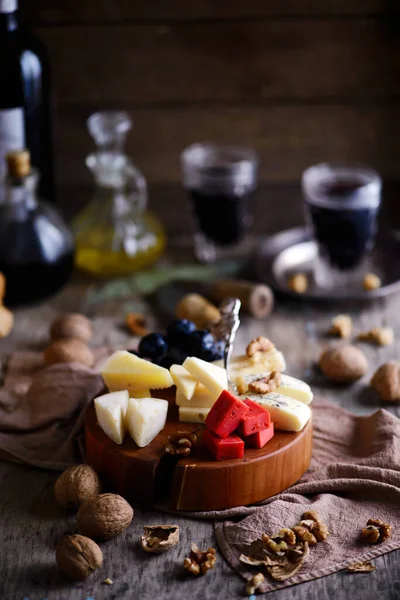 Queso en la tabla de cortar. enfoque selectivo — Foto de Stock