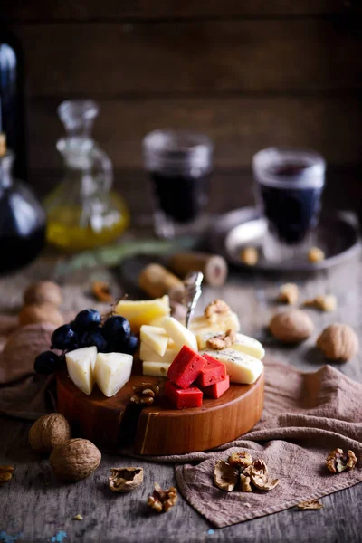 Queso en la tabla de cortar. enfoque selectivo — Foto de Stock