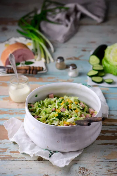 Kohlschinken-Salat in Keramikschüssel. Selektiver Fokus — Stockfoto
