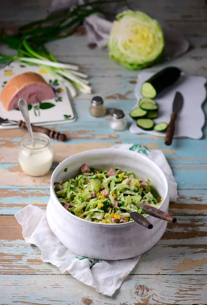 Salade de jambon de chou dans un bol en céramique. focus sélectif — Photo