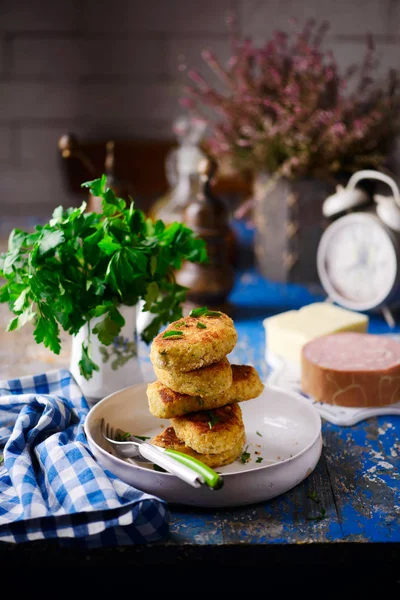 Galettes de pommes de terre avec mortadelle et mozzarella.style rustique — Photo