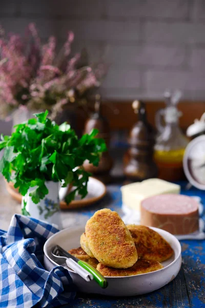 Galettes de pommes de terre avec mortadelle et mozzarella.style rustique — Photo