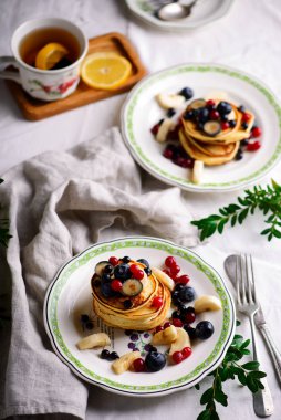 Karışık böğürtlenli glütensiz krep. Klasik.