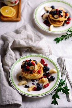 Karışık böğürtlenli glütensiz krep. Klasik.
