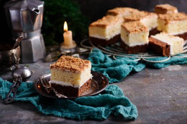 Arka planda iki renkli çikolatalı pasta..