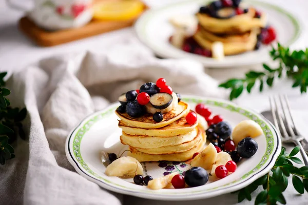Glutenfreie Pfannkuchen mit gemischtem berry.style Jahrgang — Stockfoto