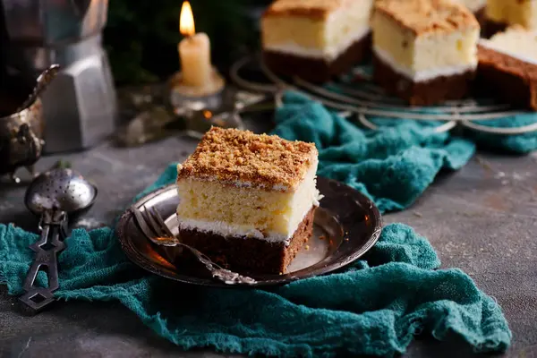 Twee kleuren chocoladetaart op de donkere achtergrond. — Stockfoto