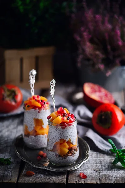 Budino chia con cachi e melograno . — Foto Stock