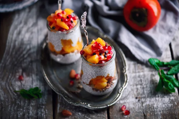 Chiapudding med persimon och granatäpple. — Stockfoto