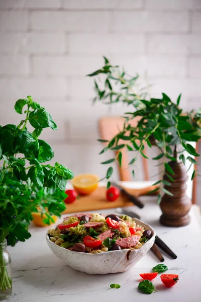 Ensalada de pasta italiana con salchichas y verduras.. .style rústico —  Fotos de Stock