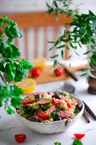 ソーセージと野菜とイタリアのパスタサラダ...スタイル素朴な — ストック写真