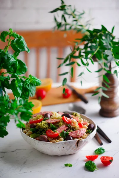 意大利面沙拉,配香肠和蔬菜.风格乡村 — 图库照片