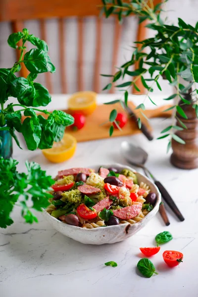 Salada de macarrão italiano com salsicha e legumes.. .style rústico — Fotografia de Stock