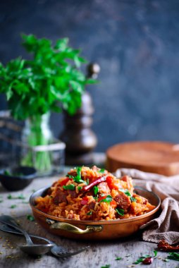 Sebzeli ve sosisli Dominik pirinci.