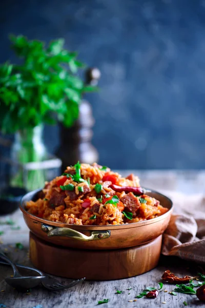 Dominikanskt ris med grönsaker och korv — Stockfoto