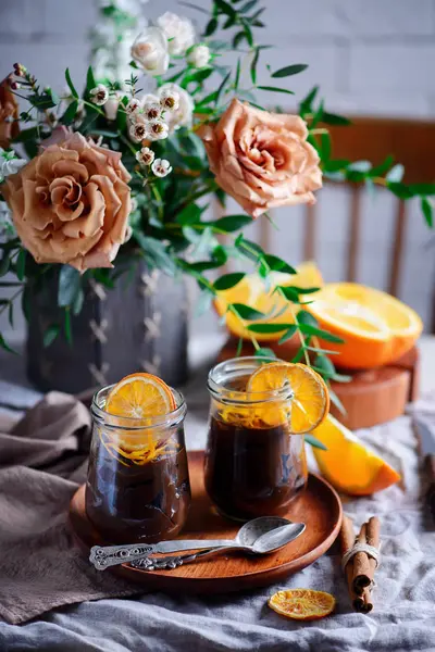 Çikolatalı sebzeli puding ve avokado. — Stok fotoğraf