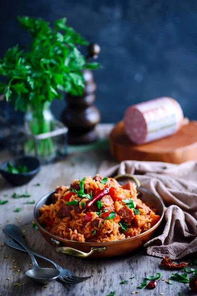 Arroz dominicano con verduras y embutidos Fotos de stock