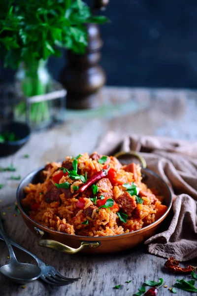 Arroz dominicano con verduras y embutidos Fotos de stock