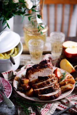 Elmalı kızarmış domuz filetosu. Kır usulü.