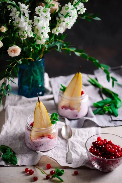 Poire et canneberge chia pudding.style rustique . — Photo