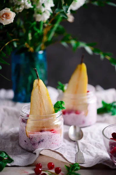 Pêra e cranberry chia pudding.style rústico . — Fotografia de Stock