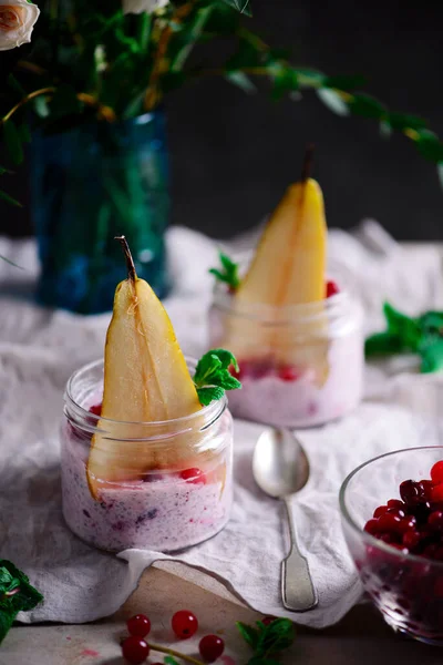 Gruszka i żurawina chia pudding.style rustykalnym. — Zdjęcie stockowe