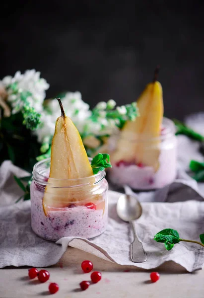 Pêra e cranberry chia pudding.style rústico . — Fotografia de Stock