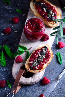 Chia ahududu jambonu. Tarz rustik. Seçici odaklanma.