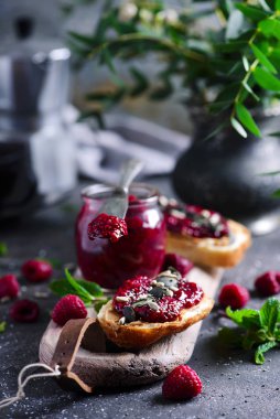 Chia ahududu jambonu. Tarz rustik. Seçici odaklanma.