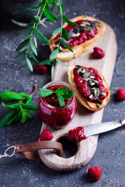 Chia ahududu jambonu. Tarz rustik. Seçici odaklanma.