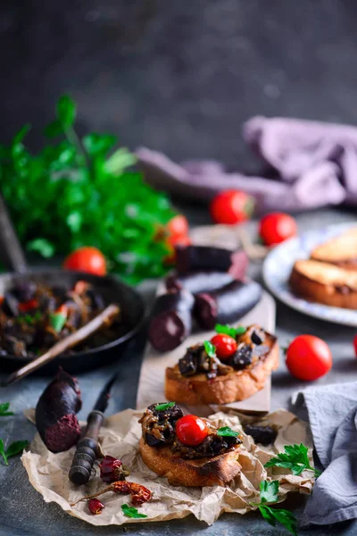 Black pudding with onion crostini.selective focus — Stock Photo, Image