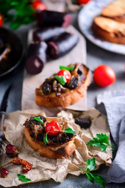 Soğanlı kara puding. Crostini.e. Seçici odak noktası. — Stok fotoğraf