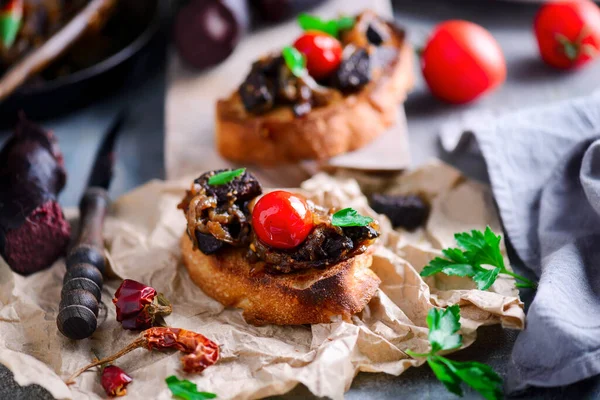 Černý pudink s cibulí crostini.selektivní zaměření — Stock fotografie