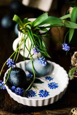 Paskalya renkli yumurtalar. Kır tarzı..