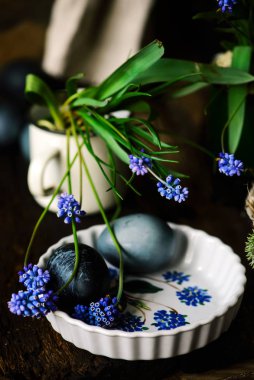 Paskalya renkli yumurtalar. Kır tarzı..