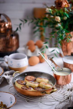 Krem soslu süzme peynirli krep.