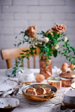 Krem soslu süzme peynirli krep.