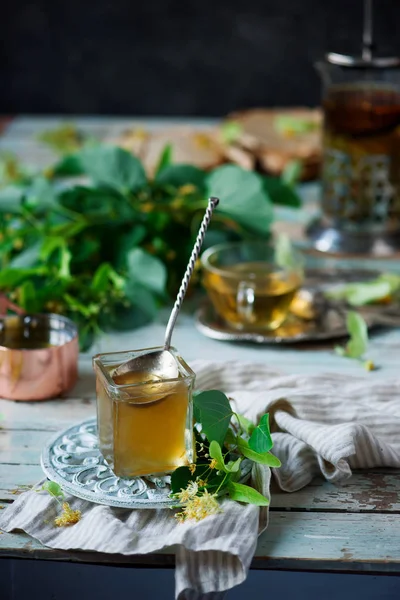 Linden Blossom gelei in glas jar.Style vintage — Stockfoto