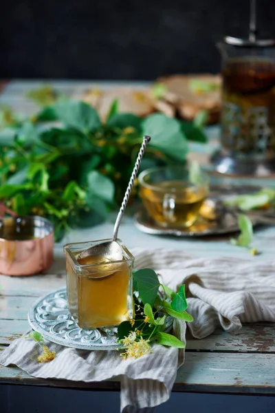 Linden Blossom gelé i glasburk. — Stockfoto