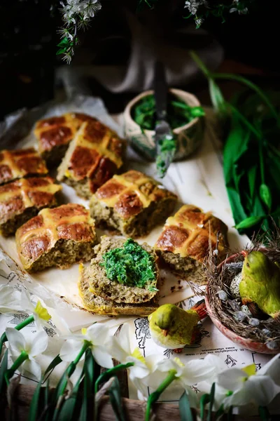 Hartige cheddar en wilde knoflook hete kruis broodjes.. traditionele paastaart. — Stockfoto