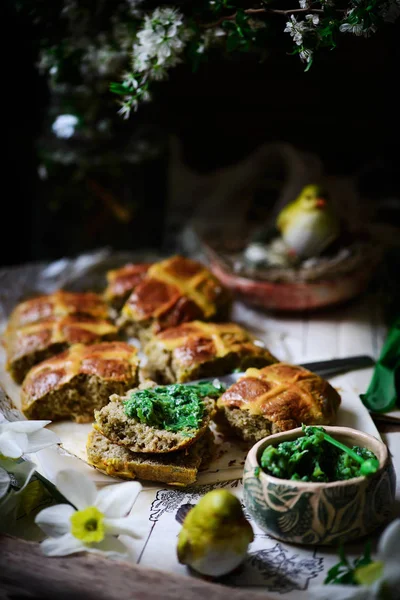 Hartige cheddar en wilde knoflook hete kruis broodjes.. traditionele paastaart. — Stockfoto