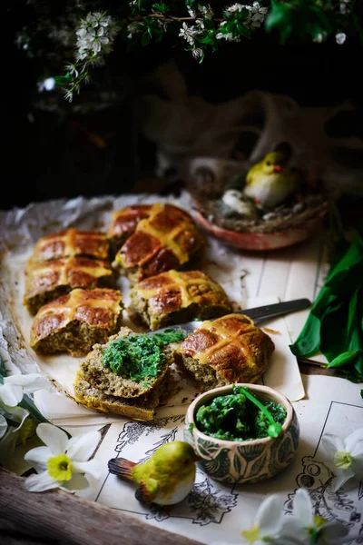 Hartige cheddar en wilde knoflook hete kruis broodjes.. traditionele paastaart. — Stockfoto