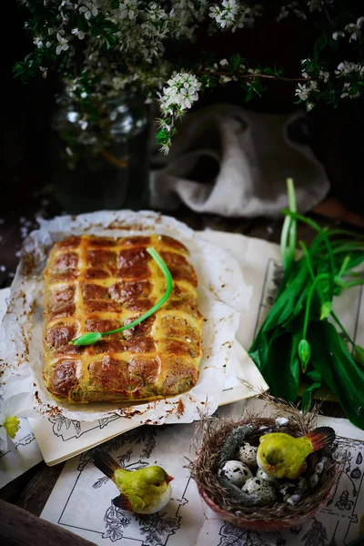 Соленый чеддер и дикий чеснок горячие булочки крест.. традиционная пасхальная выпечка . — стоковое фото
