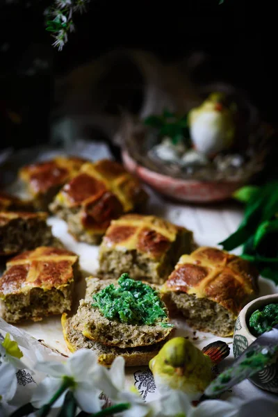 Savoury cheddar and wild garlic hot cross buns..traditional easter pastries. — 스톡 사진
